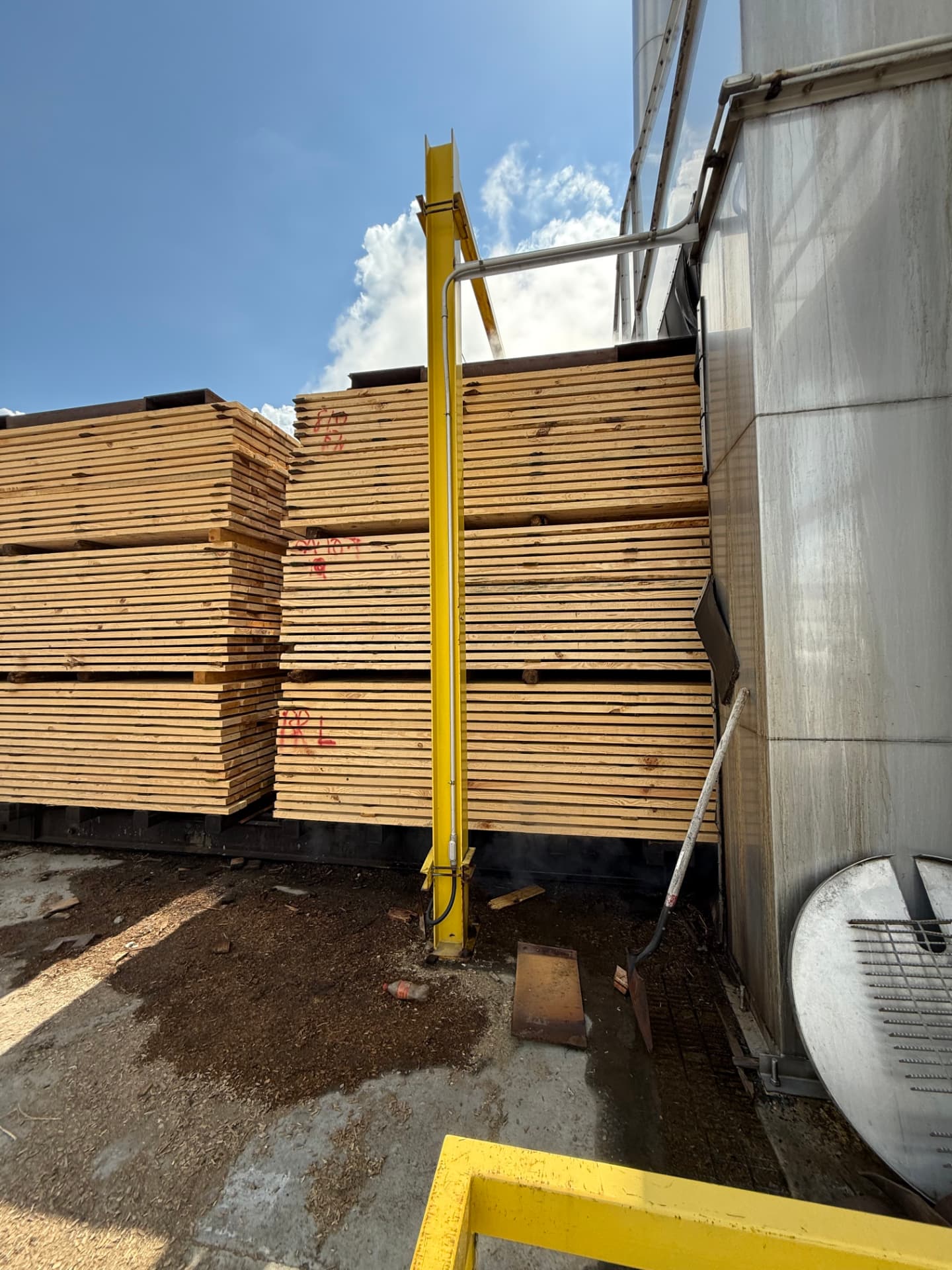 Kiln baffle system above stickered lumber stacks on kiln carts